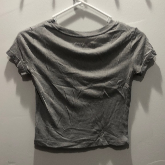 Gray Crop Top with Flower Portrait - Picture 2 of 2